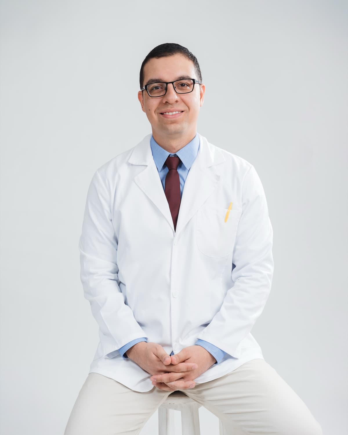 Dr. Luis Alfredo Pérez García con bata blanca
