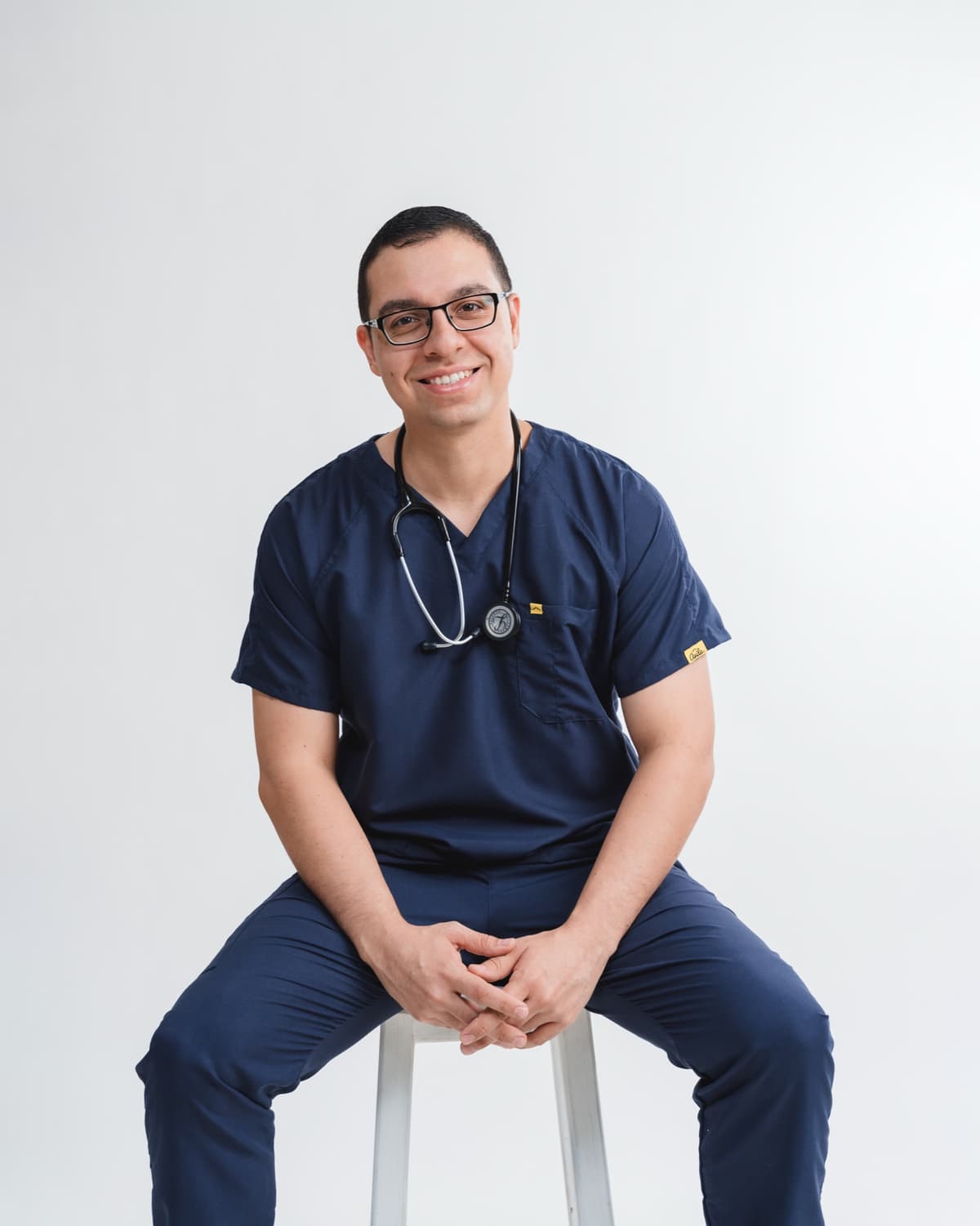 Dr. Luis Alfredo Pérez García en uniforme médico azul marino